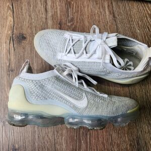 Nike Air VaporMax Flyknit Sneakers Size 9 EUC